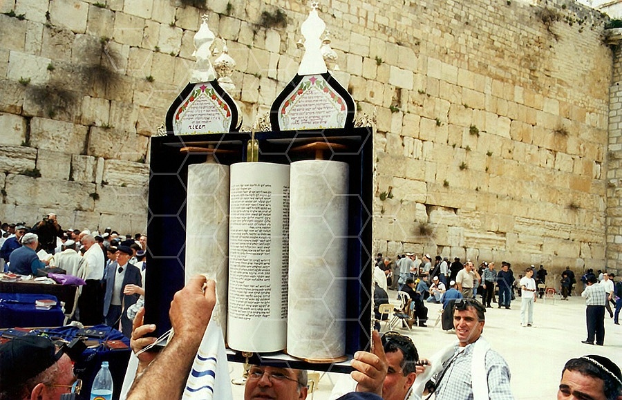 Kotel Torah Praying 033