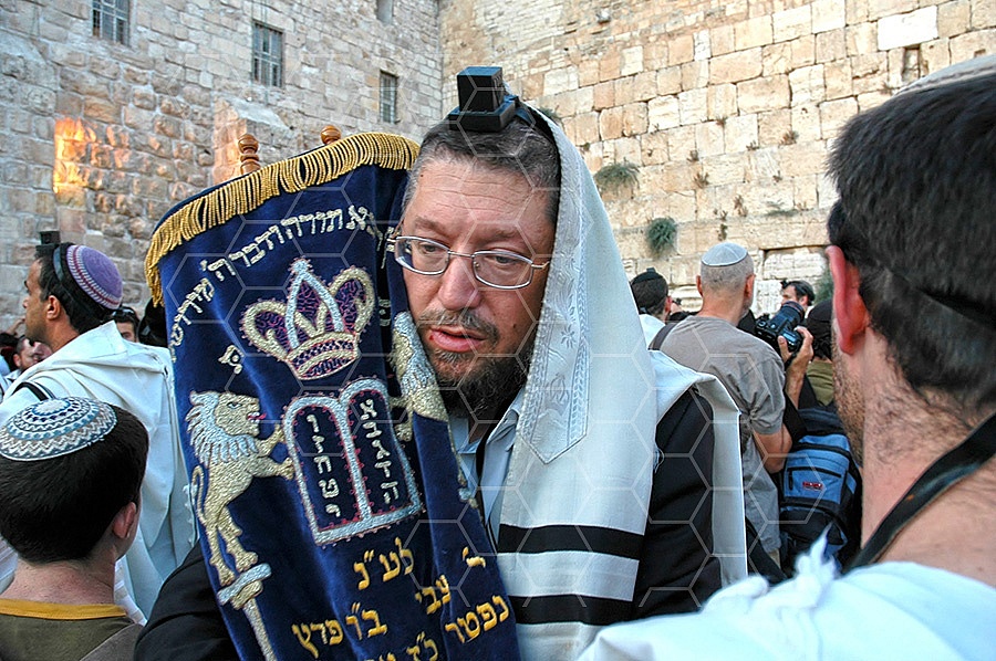 Kotel Torah Praying 049