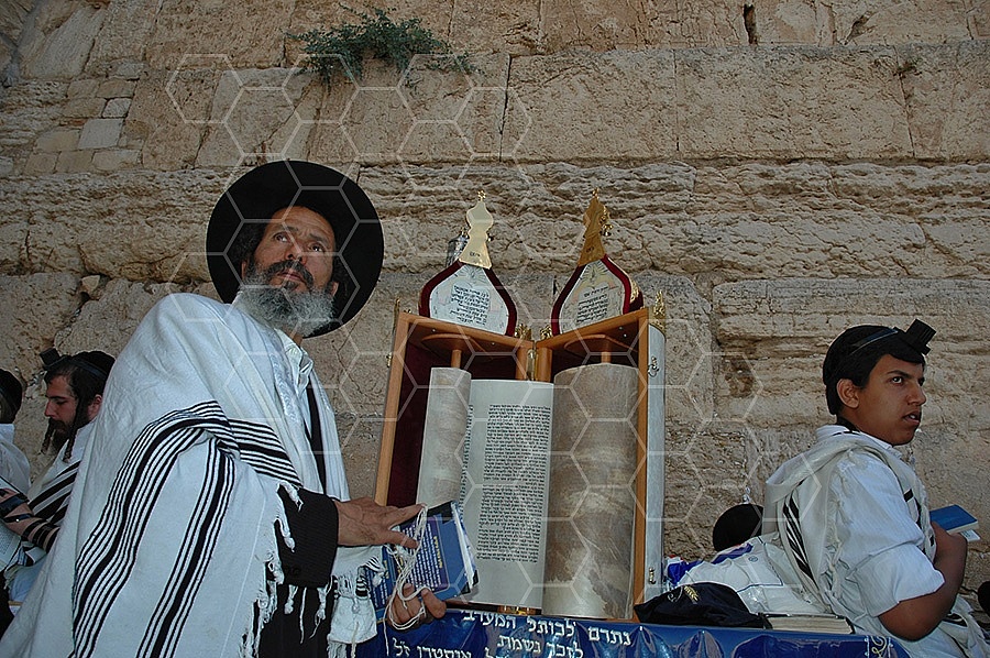 Kotel Torah Praying 018