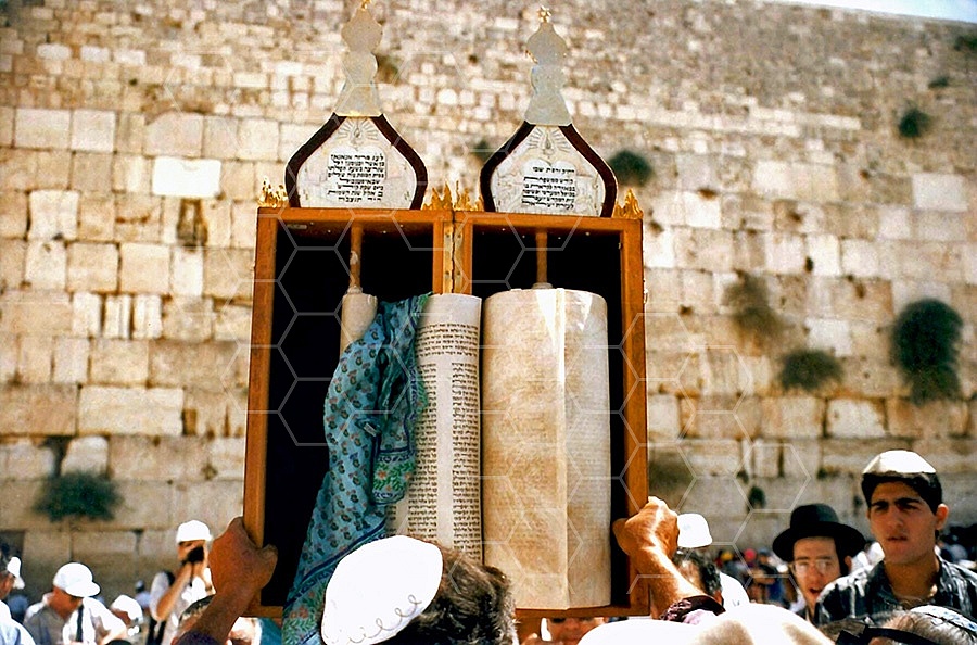 Kotel Torah Praying 025