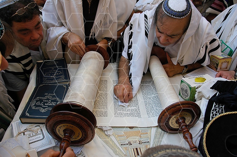 Kotel Torah Praying 050