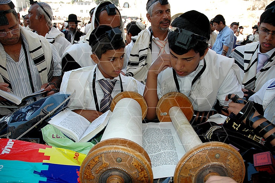 Kotel Torah Praying 034
