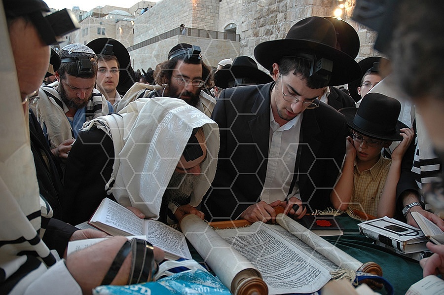 Kotel Torah Praying 045