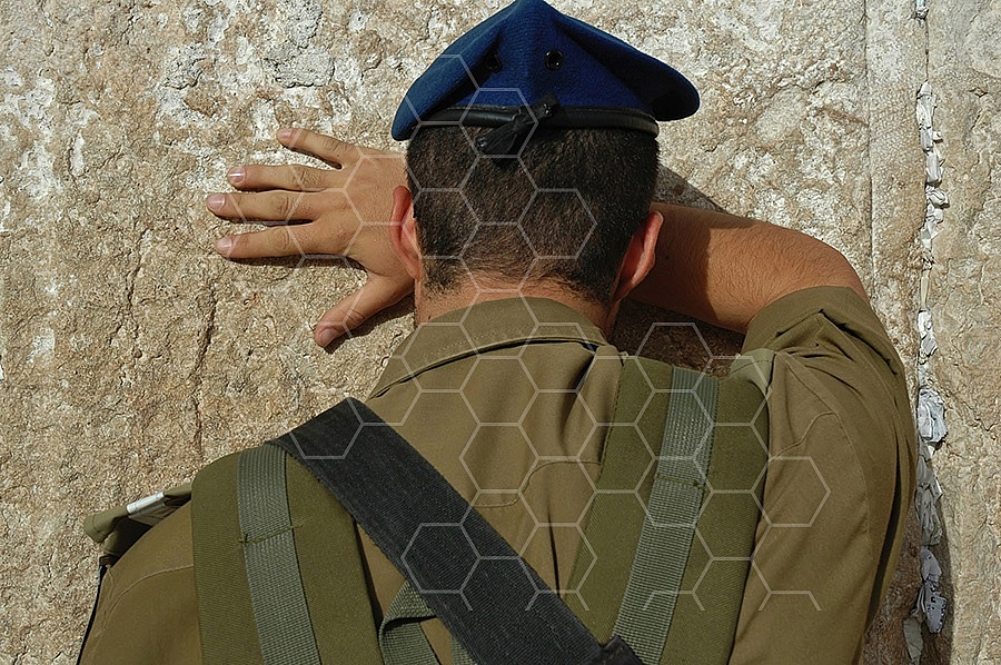 Kotel Soldier Praying 004