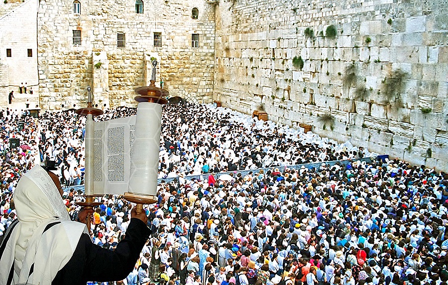 Kotel Torah Praying 007