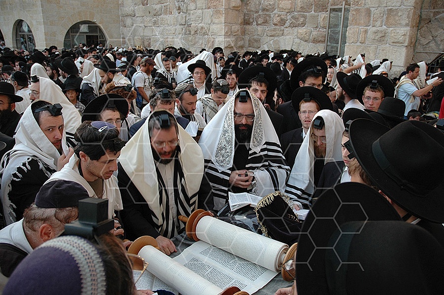 Kotel Torah Praying 036