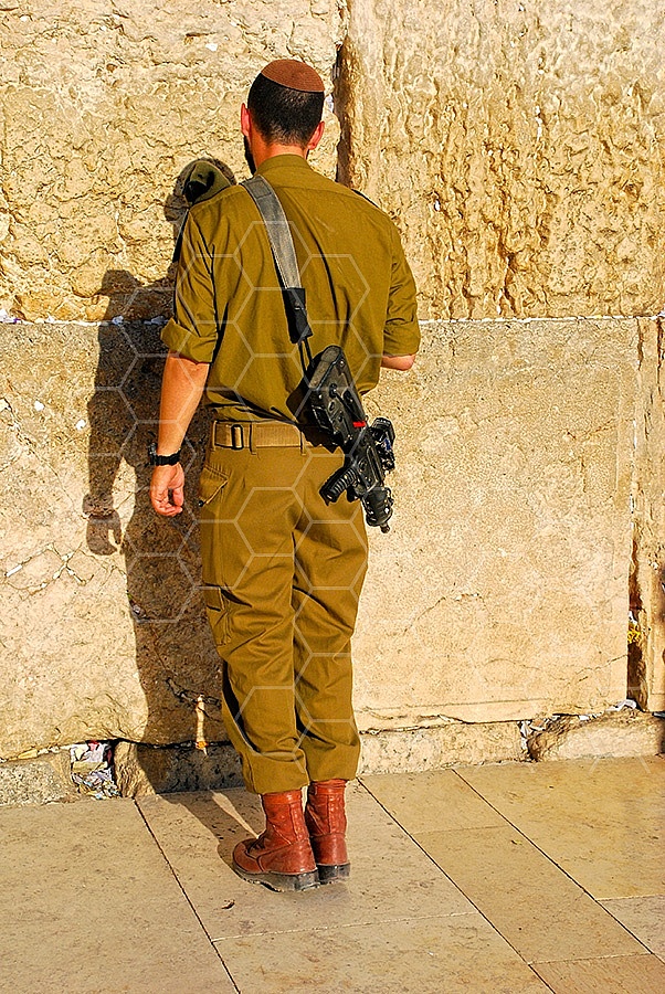 Kotel Soldier Praying 040