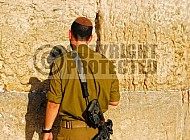 Kotel Soldier Praying 040