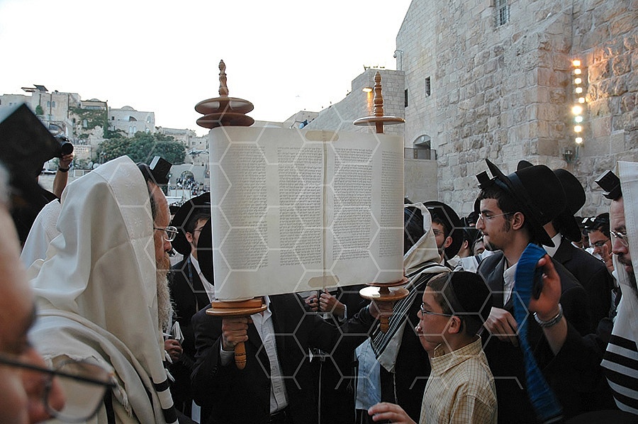 Kotel Torah Praying 015