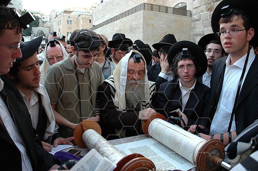 Kotel Torah Praying 020