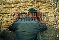 Kotel Soldier Praying 0005