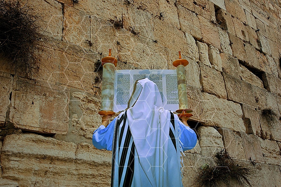 Kotel Torah Praying 001