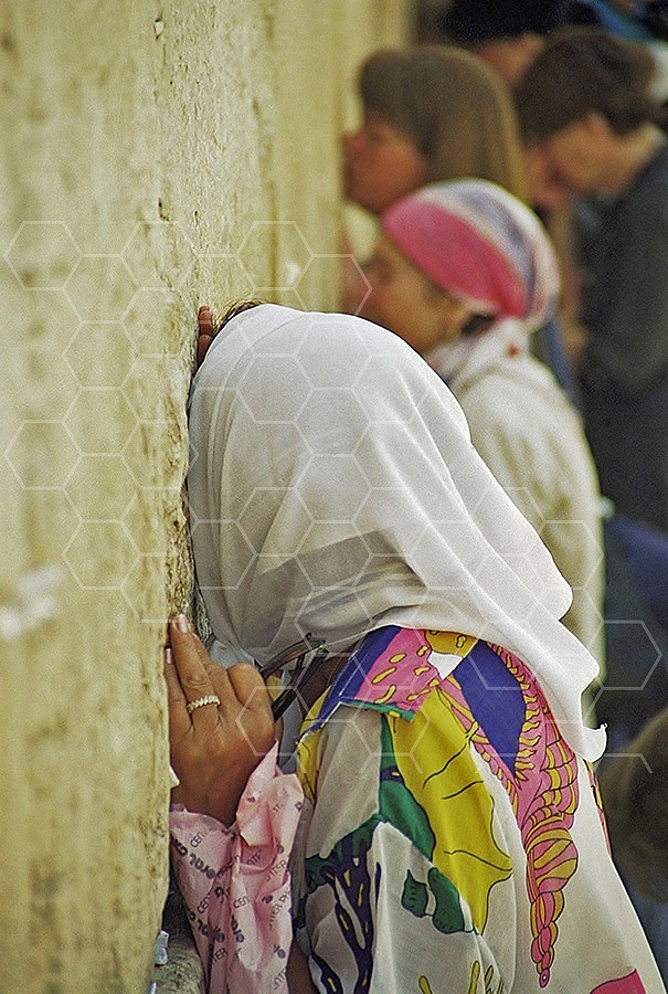 Kotel Women Praying 020