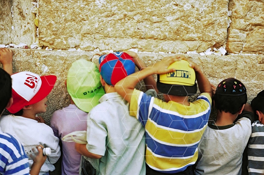 Children Praying 0012