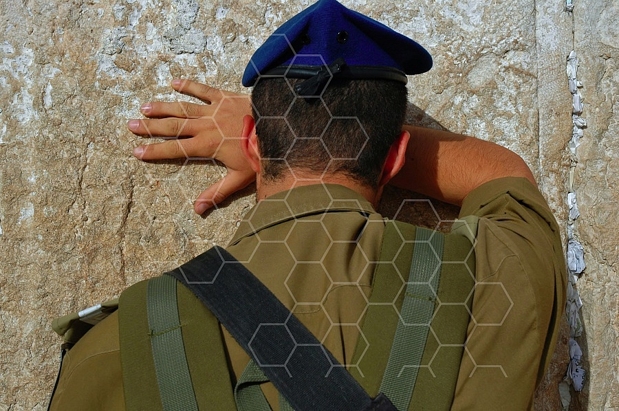 Kotel Soldier Praying 0007