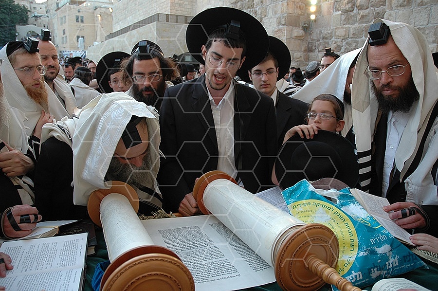 Kotel Torah Praying 017