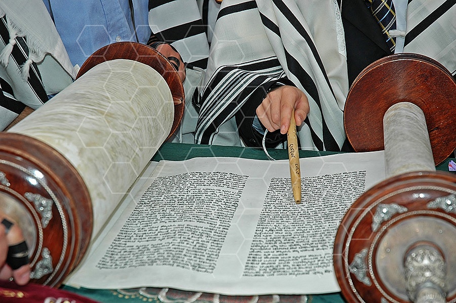 Kotel Torah Praying 019