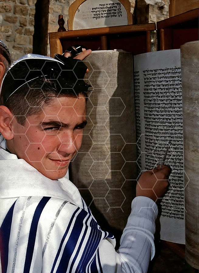 Kotel Torah Praying 014