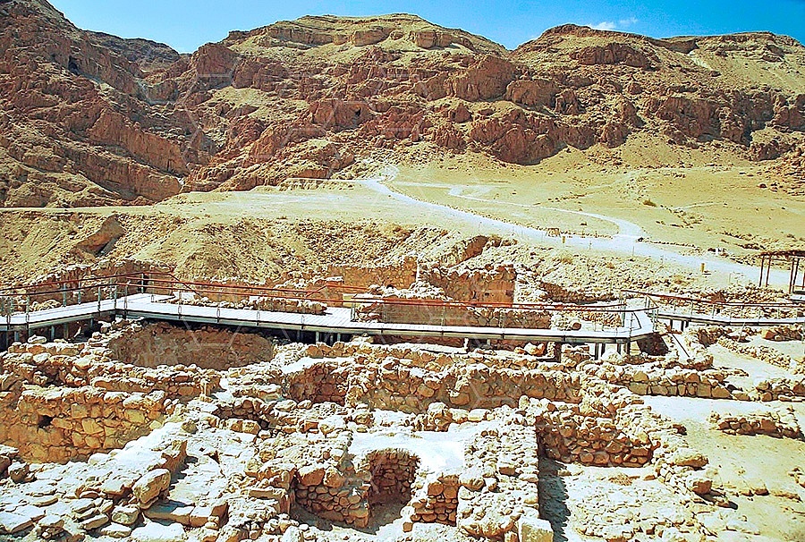 Qumran Rooms 005