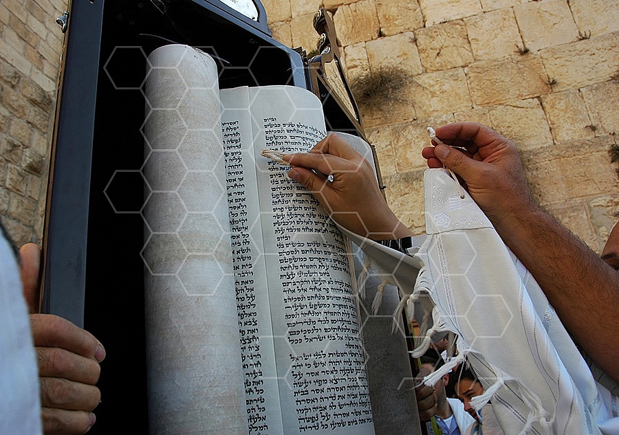 Kotel Torah Praying 029