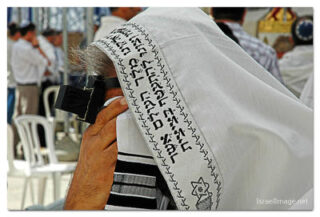 Jewish Israel Holidays Customs Rituals Festivals Man Praying 0002