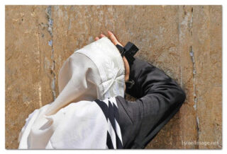 Jewish Israel Holidays Customs Rituals Festivals Man Praying 0027