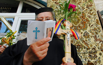 christian people praying Christian People Praying Jerusalem 0005