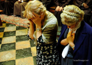 christian people praying Christian People Praying Jerusalem Holy Sepulchre 0004