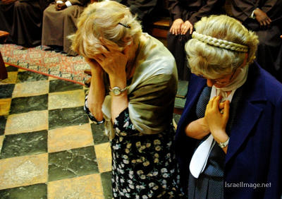 christian people praying Christian People Praying Jerusalem Holy Sepulchre 0004