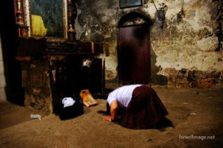 christian people praying Christian People Praying Jerusalem Holy Sepulchre 0016