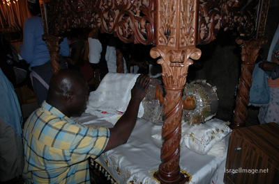 christian people praying Christian People Praying Jerusalem Marys Tomb 0003