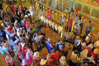the footsteps of jesuse Jerusalem Holy Sepulchre Stone Of Anointing 0001