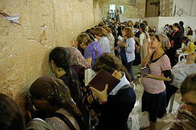Kotel Women Praying 0044